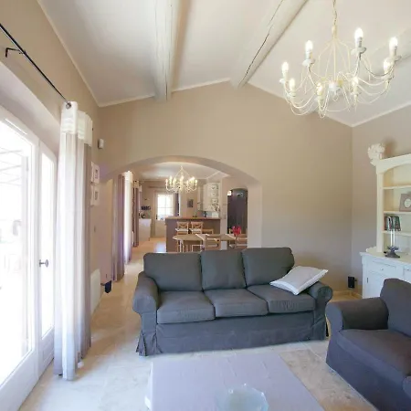 Villa In Provence With Infinity Pool